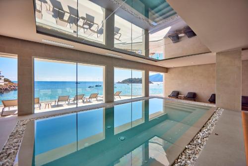 圣艾尔姆Universal Hotel Aquamarin的享有海景的室内游泳池
