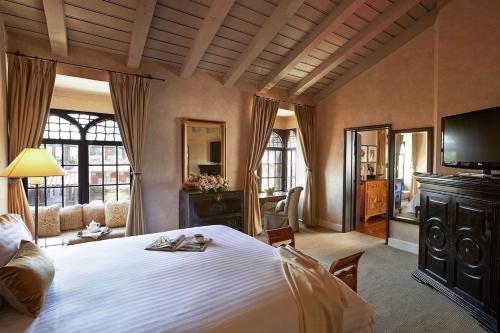 里弗赛德米申Spa酒店的一间卧室配有一张大床和电视