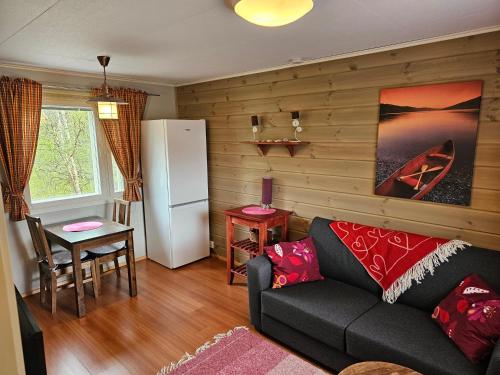 Nuorgam诺尔加姆度假乡村酒店的带沙发和冰箱的客厅
