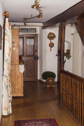 BözenGasthaus zum Bären的门和地毯的走廊