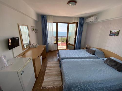 金沙Family Hotel Rai-Only Adults的酒店客房设有两张床,享有海景。