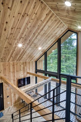 锡纳亚Norway Cabins的木镶板和木制天花板的客房