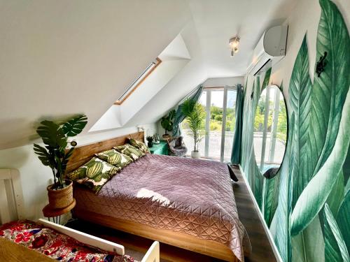 KisapátiBohemian lodge的一间卧室设有一张床和一个窗口