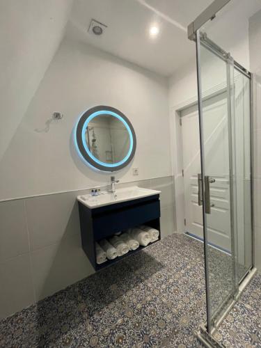 盖贝莱Qafqaz Falcon Chalet的一间带水槽和镜子的浴室