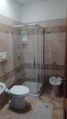 圣凯撒利亚温泉Residence Porto Miggiano的带淋浴、卫生间和盥洗盆的浴室