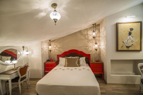 埃斯基谢希尔La Vie Konak Otel的一间卧室配有一张床、一张书桌和一个浴缸