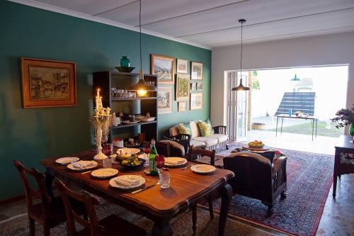 杰弗里湾Barbethuijs的一间带桌子的用餐室和一间客厅
