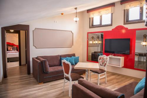 埃斯基谢希尔La Vie Konak Otel的客厅配有沙发和桌子