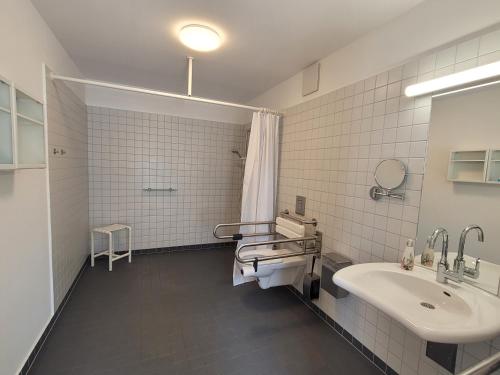 哈弗尔河畔勃兰登堡Hotel Brandenburger Dom的一间带水槽、浴缸和卫生间的浴室