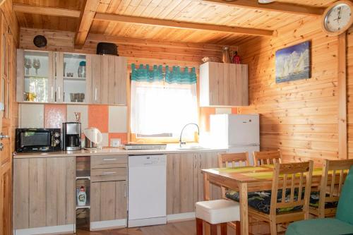 波别罗沃O.W.Sztil的一间厨房,内设木墙和桌子