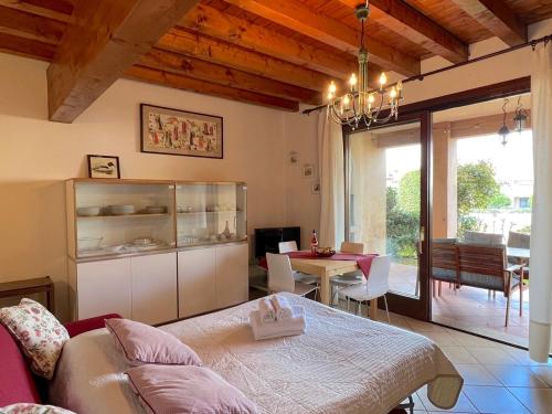 佩斯基耶拉德加达Garda Resort Village的一间带床的客厅和一间餐厅