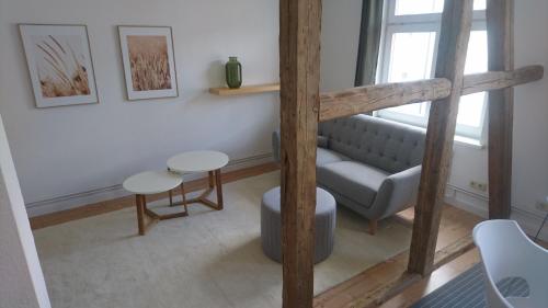 什未林Stilvolle Ferienwohnungen im Zentrum von Schwerin的客厅配有沙发和桌子