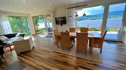 LoučoviceLipno Villa Beach - Lipno Stausee - Lakeside的客厅配有桌椅和沙发