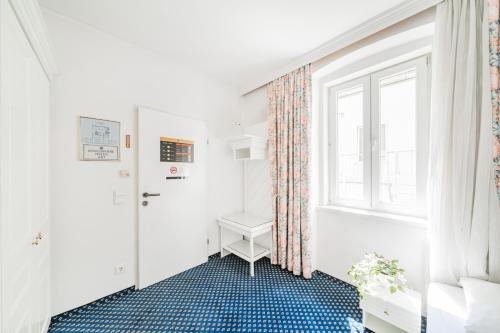 维也纳Self-Check-In Hotel Adlon的一间带卫生间和窗户的浴室