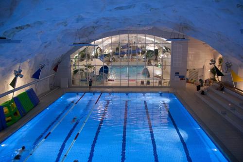 哈尔斯塔斯堪迪克哈尔斯塔酒店的一座带冰洞的建筑里的大型游泳池