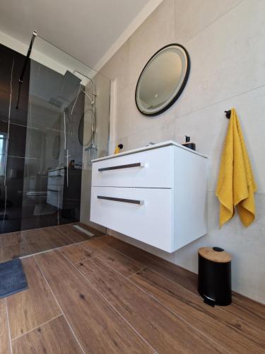 皮夫卡Medeni Apartma的浴室配有白色梳妆台和镜子