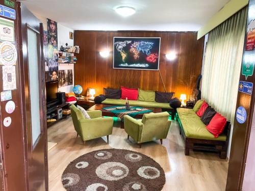 斯科普里斯科普里旅舍的客厅配有沙发和两把椅子