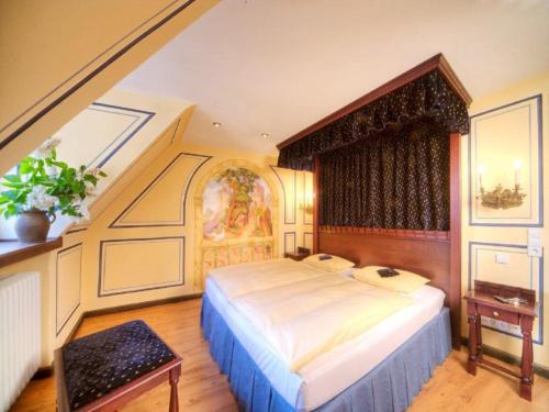 施韦比施哈尔Trip Inn Hotel Der Adelshof的一间卧室,卧室内配有一张大床