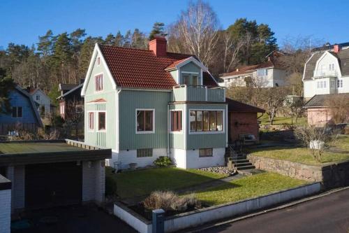 哥德堡30-tals villa med närhet till centrala GBG的绿色和白色房子