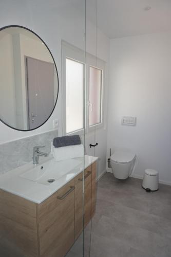 圣艾尼昂Riva Home的浴室配有盥洗盆、镜子和浴缸