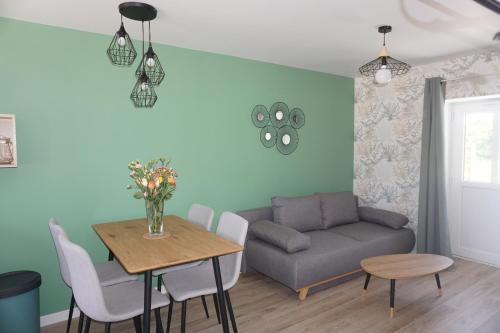 圣艾尼昂Riva Home的客厅配有桌子和沙发