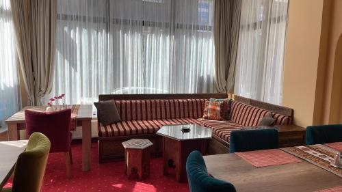 萨拉热窝Hotel Nacional Free Parking的客厅配有沙发和桌子