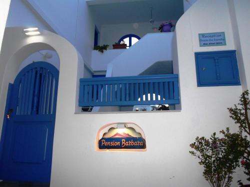 卡塔波拉芭芭拉公寓的建筑一边的标志,带有蓝色门