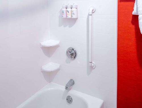 贝滕多夫Sonesta Select Bettendorf的白色的浴室设有水槽和卫生间。