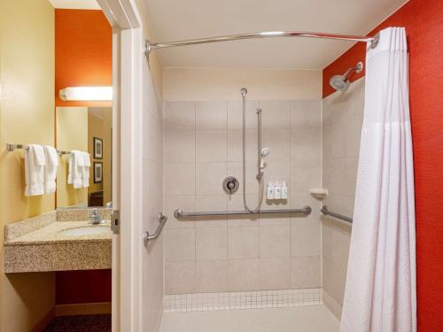 埃尔金Sonesta Select Chicago Elgin West Dundee的带淋浴和盥洗盆的浴室