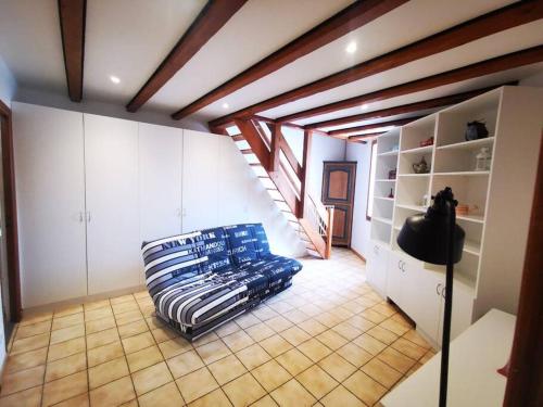 滨海圣芒德里耶Jolie Maison au coeur du village的一间带沙发的房间,位于一个楼梯间