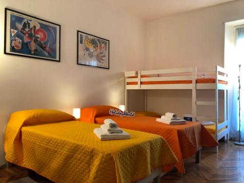 都灵Casa di Max by Holiday World的一间卧室配有两张床和一张双层床。