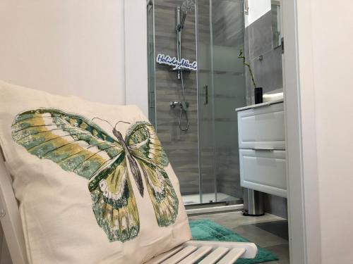 都灵Casa di Max by Holiday World的浴室提供蝴蝶枕头,配有淋浴