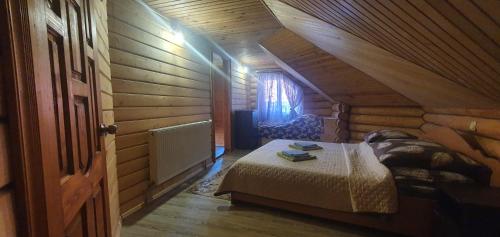 米库利钦Прутець的小木屋内一间卧室,配有一张床