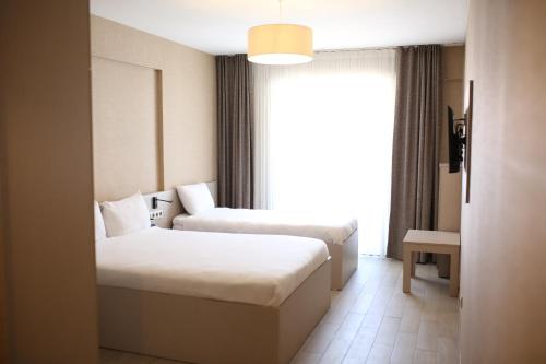 埃斯基谢希尔西那斯酒店的酒店客房设有两张床和窗户。