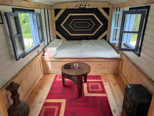 Naujac-sur-Merzenzela surf house的小房间设有一张床和一张桌子
