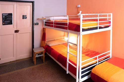 热那亚热那亚玛内纳旅馆的双层床间 - 带两张双层床