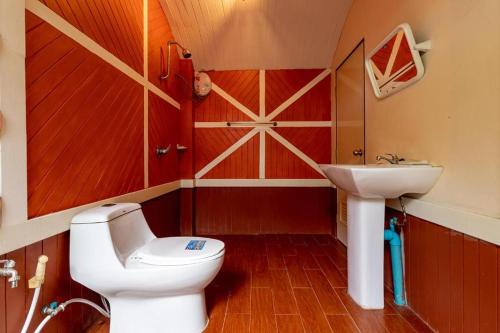 宋卡M度假旅馆的一间带卫生间和水槽的浴室