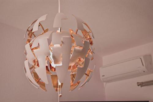 阿基欧斯尼古拉斯Ruby Apartment的吊灯挂在天花板上