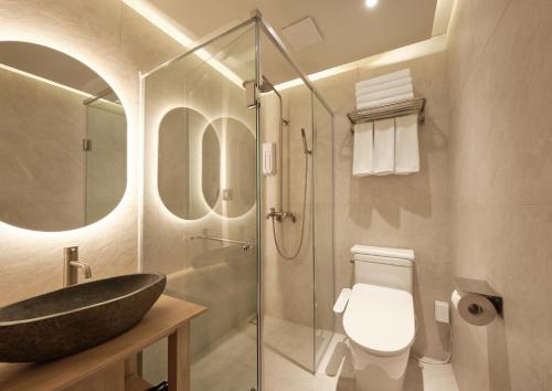 首尔UH Suite Central Seoul的一间带水槽、卫生间和淋浴的浴室
