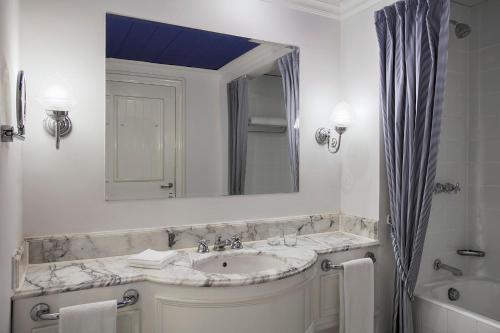 沙姆沙伊赫沙姆喜来登Spa别墅度假酒店的白色的浴室设有水槽和镜子