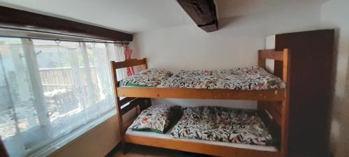 然贝尔克chalupa žamberk的带窗户的客房内的两张双层床