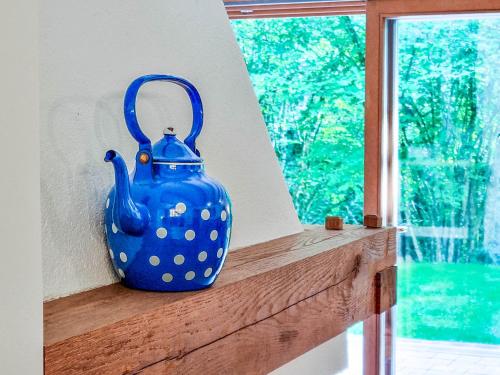 博维茨Jakob Cabin的蓝色的花瓶,坐在窗边的木架上