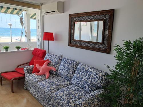 马塔拉斯卡尼亚斯Apartamento 108 Hotel Flamero的带沙发和镜子的客厅