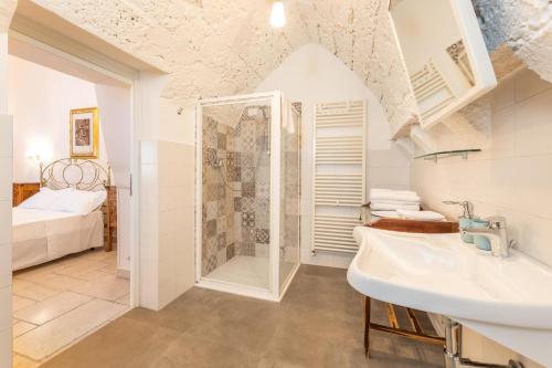 拉卡莱Luxury Courtyard的带淋浴和盥洗盆的浴室