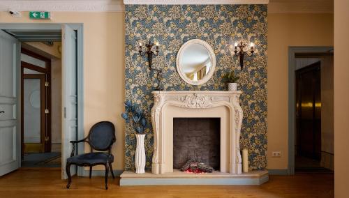 里加Stabu Sēta Residence的客厅设有壁炉,墙上挂有镜子
