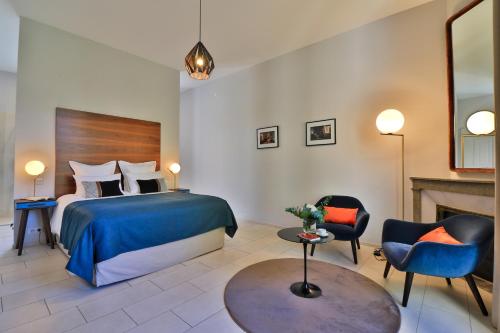 尼姆维拉美瑞蒂亚住宿加早餐旅馆的酒店客房配有一张床和一个壁炉。