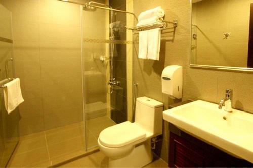 居銮Capital O 90767 Rail Hotel的浴室配有卫生间、淋浴和盥洗盆。