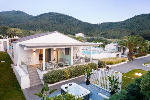 帕奇斯Pachis Escape Suites的享有带游泳池的房屋的空中景致