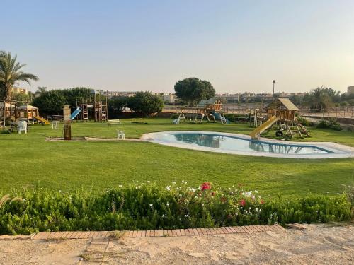 艾因苏赫纳A sea view spacious cheering 5 bedroom villa Ain Sokhna "Ain Bay" فيلا كاملة للإيجار قرية العين باي的公园内的游泳池,带游乐场