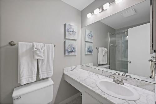 马可岛Island Club II 10的白色的浴室设有水槽和镜子